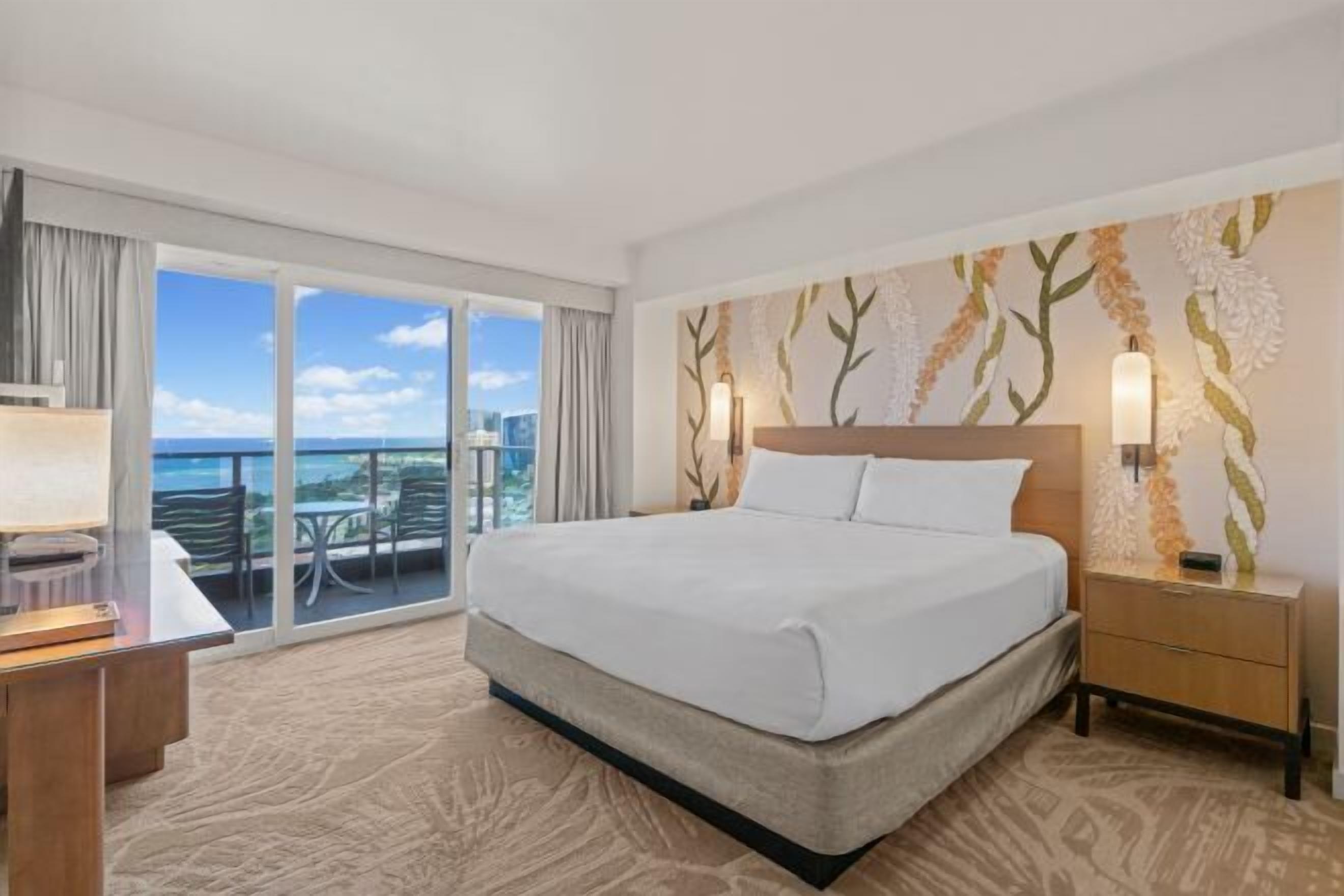 Ropa de cama de alta calidad y caja de seguridad en la habitación 