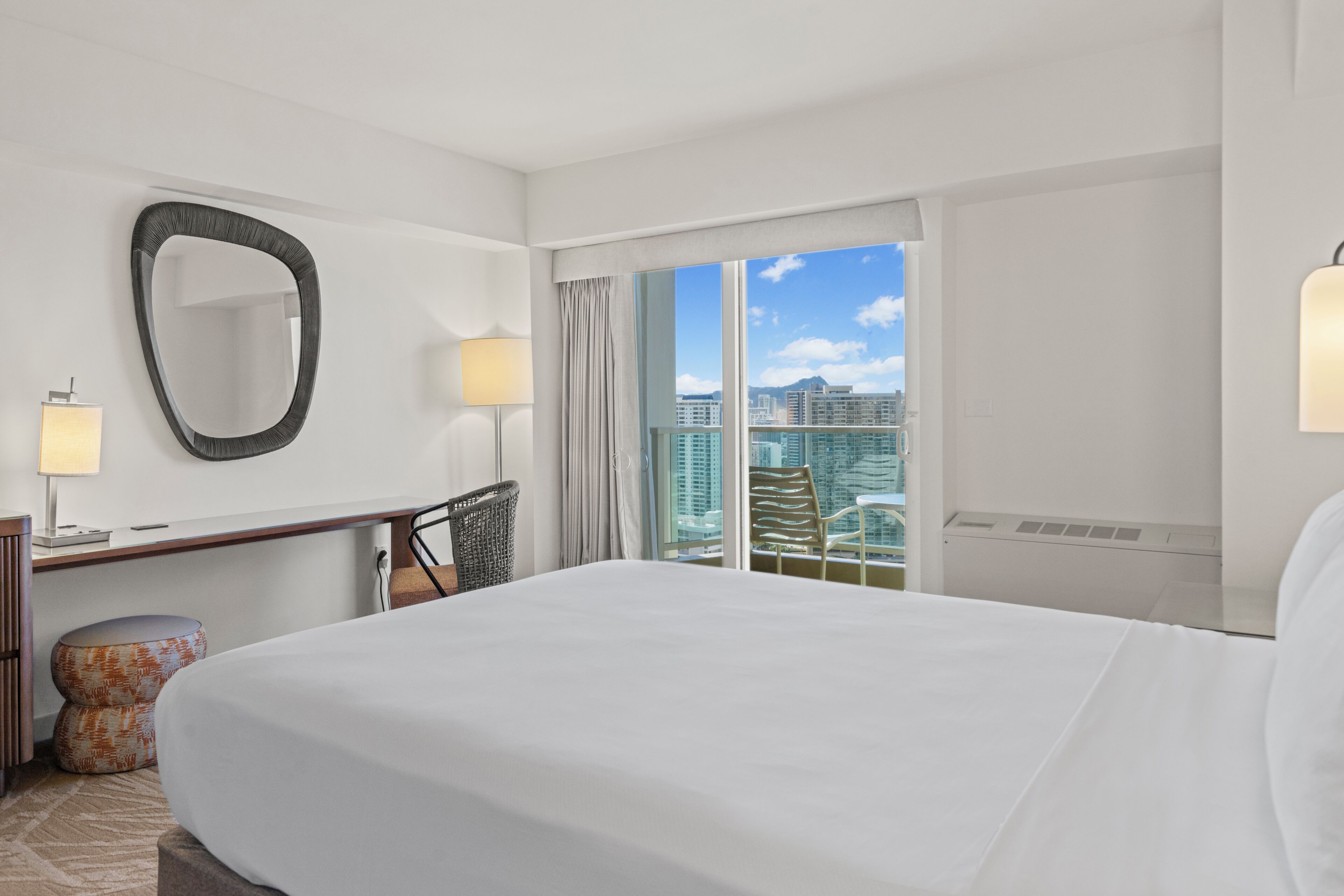Waikiki Tower City Mountain View room King Bed(Newly Renovated)