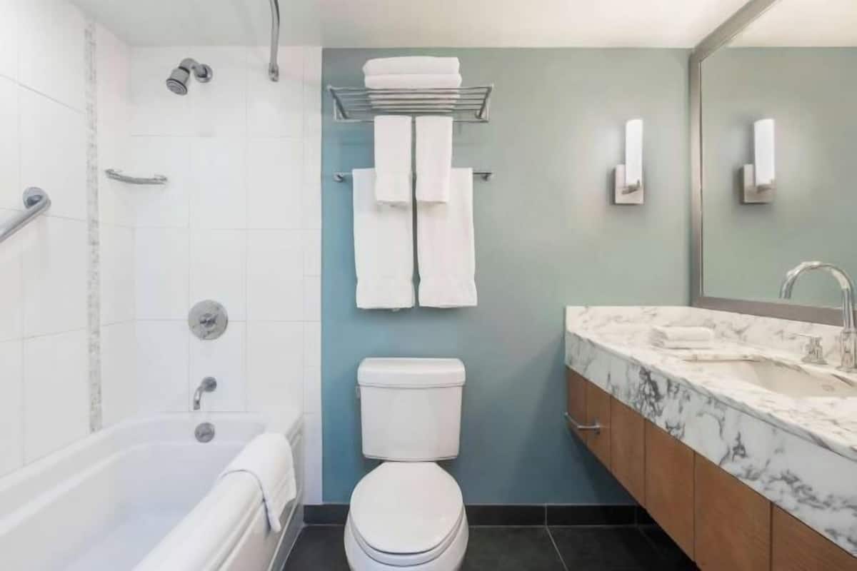 Amenidades de baño gratuitas, secadora de cabello, toallas