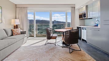 Suite, 1 habitación, vista a la ciudad | Ropa de cama de alta calidad y caja de seguridad en la habitación