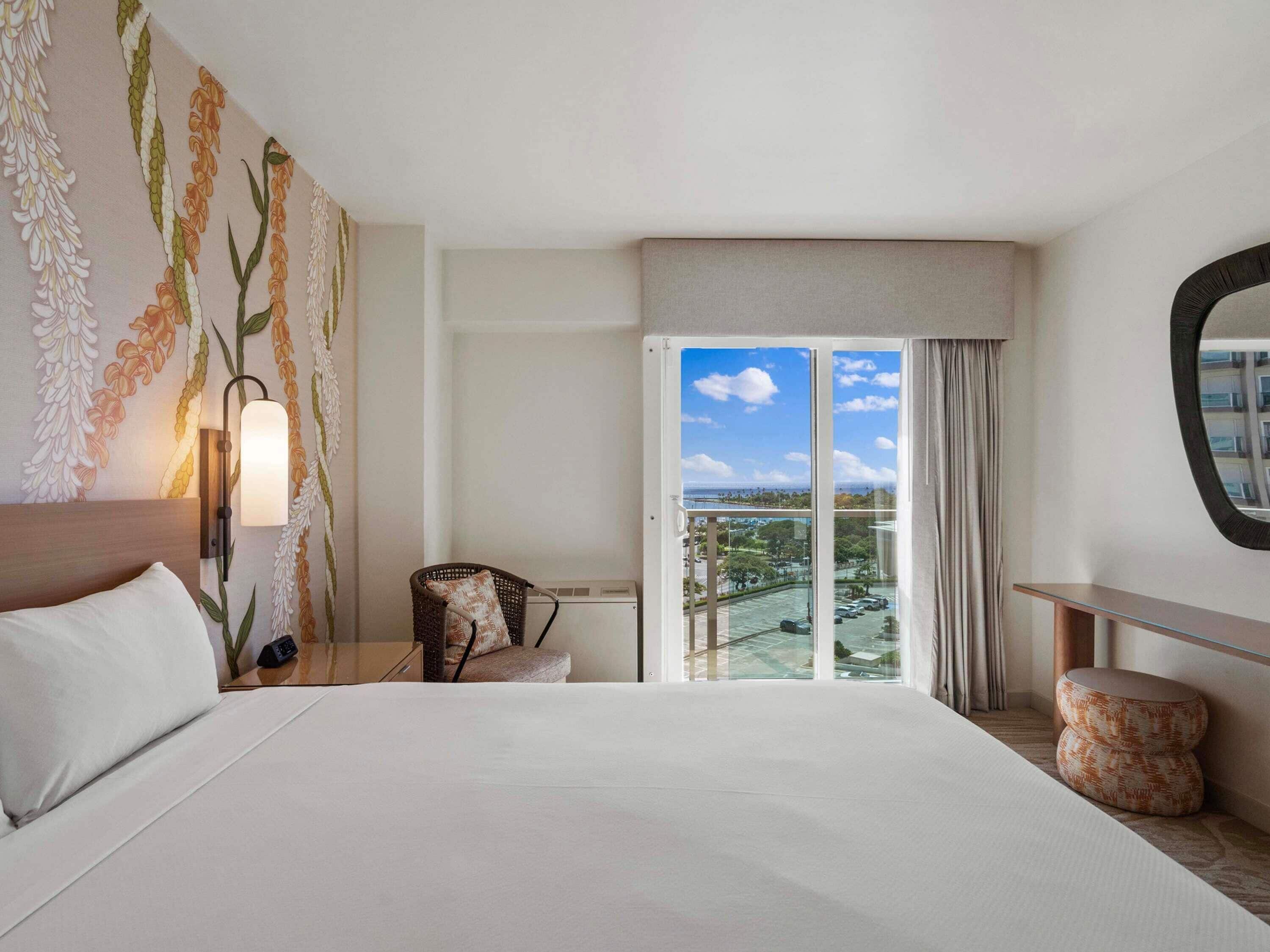 Kona Tower Partial Ocean View Room | Premium-sengetøj, pengeskab på værelset, skrivebord