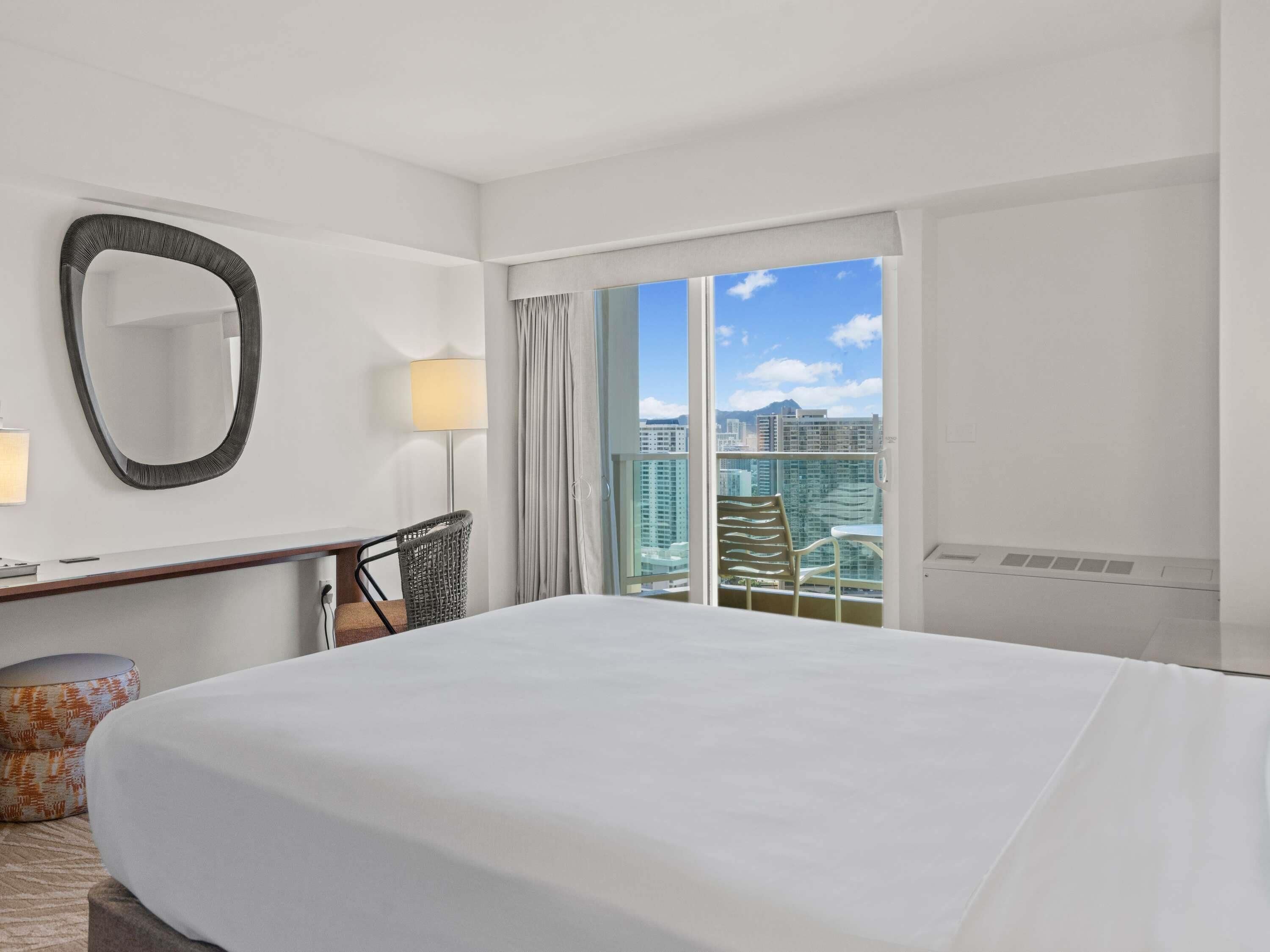 Premium-sengetøj, pengeskab på værelset, skrivebord