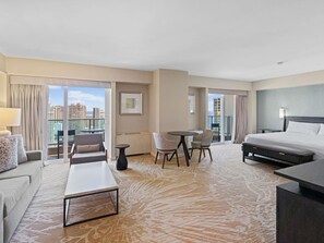 Junior Suite | Premium bedding, in-room safe, desk, blackout curtains