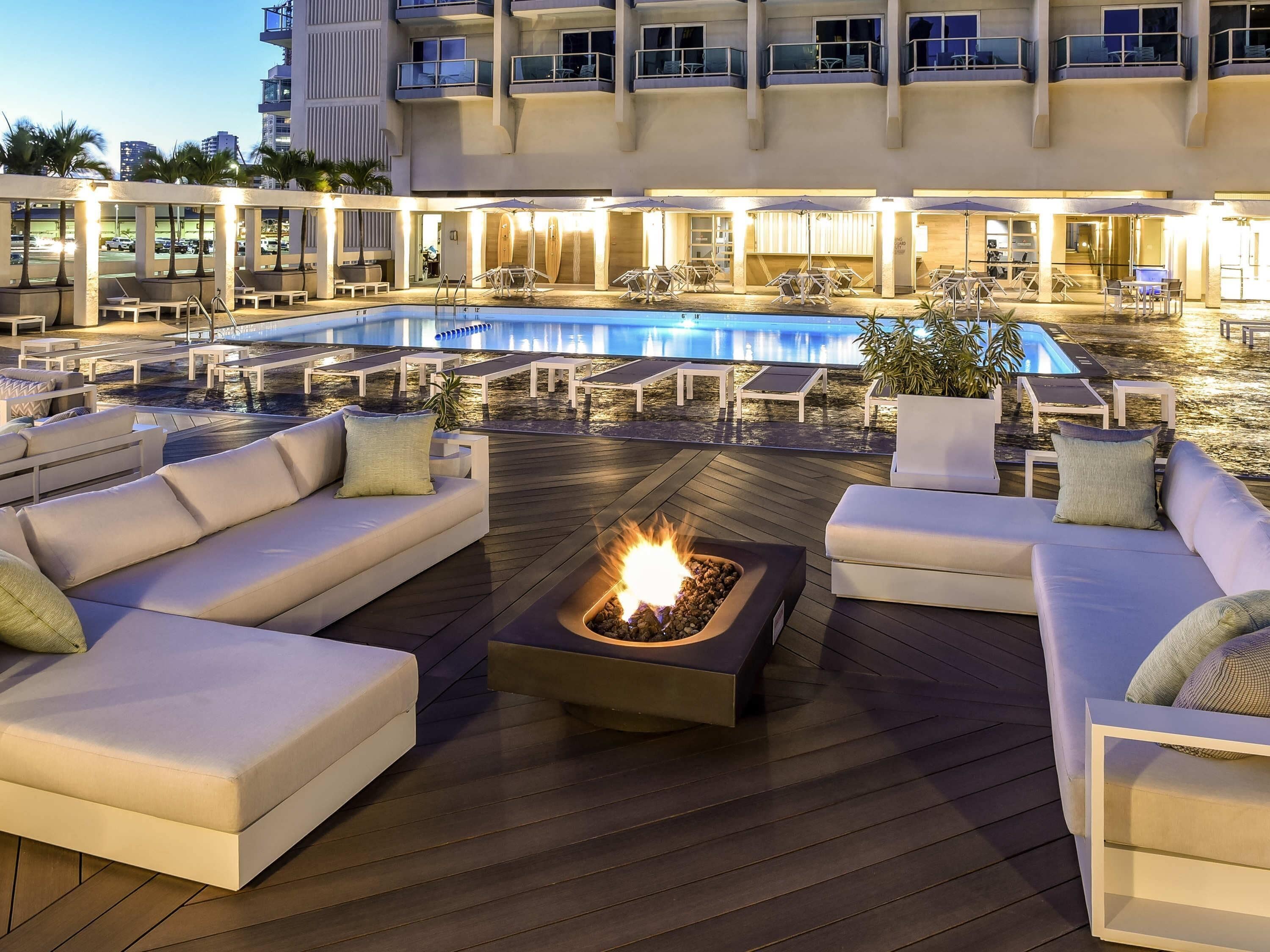 Una piscina al aire libre, sillones reclinables de piscina