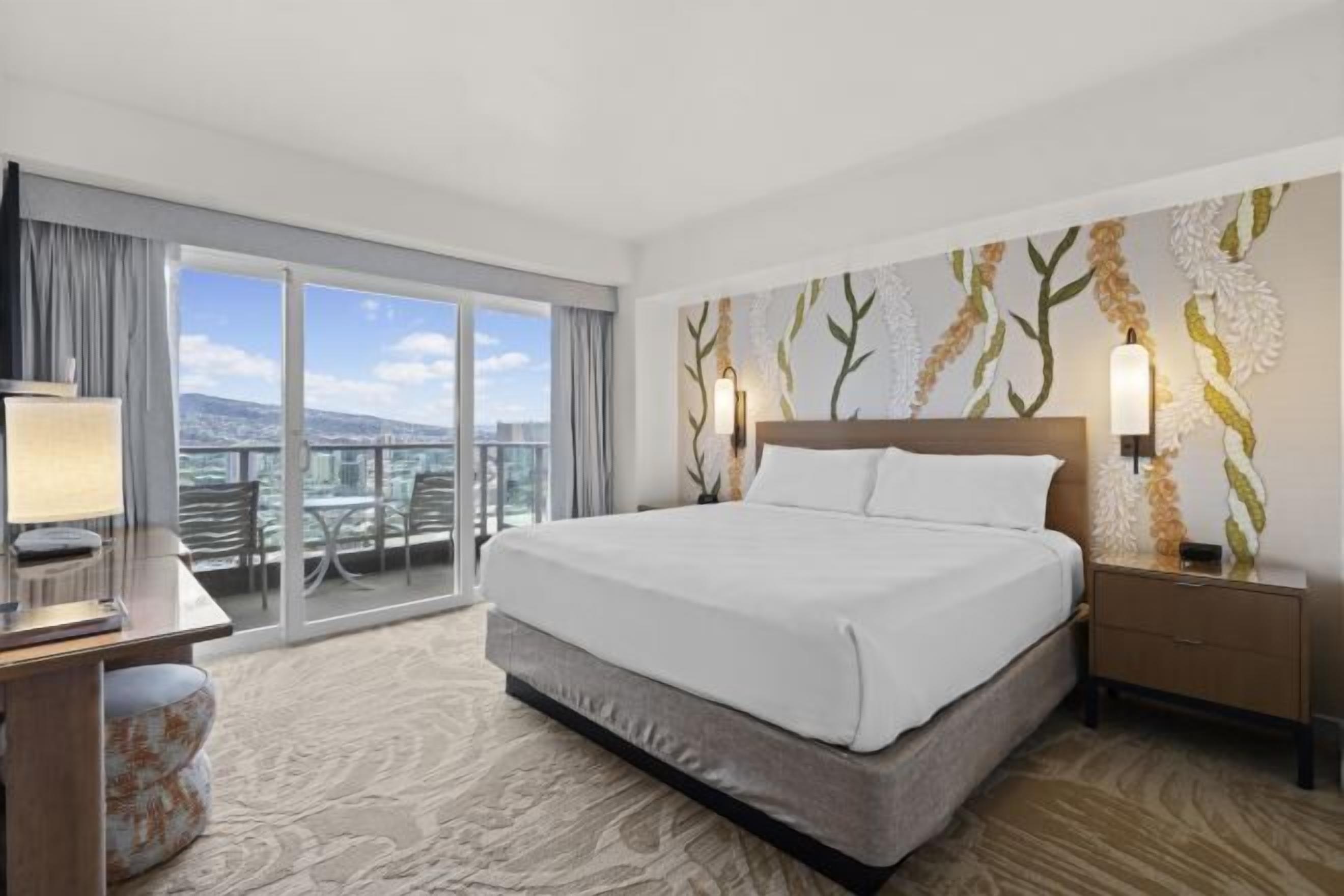 Ropa de cama de alta calidad y caja de seguridad en la habitación 