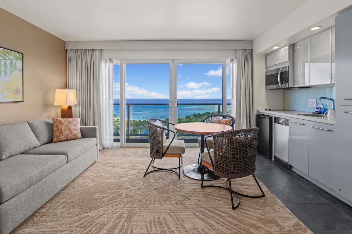 Suíte, 1 quarto, vista para o oceano | Roupas de cama premium, cofres nos quartos, escrivaninha