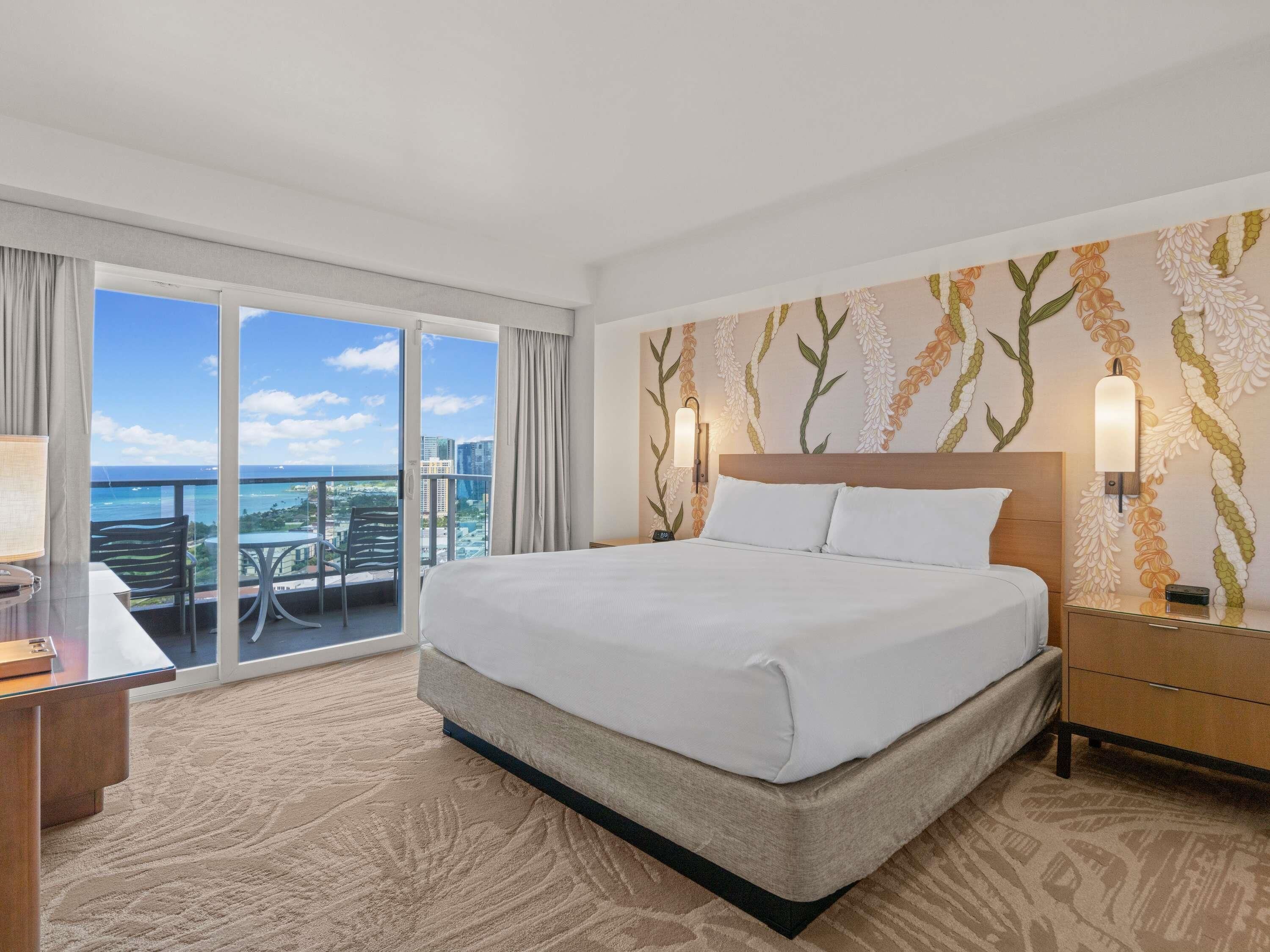 Premium-sengetøj, pengeskab på værelset, skrivebord