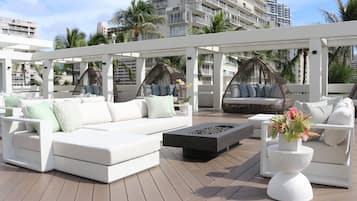 Piscine extérieure, chaises longues