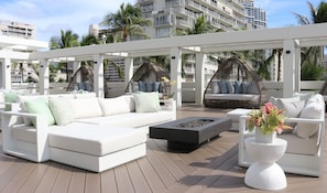 Piscine extérieure, chaises longues