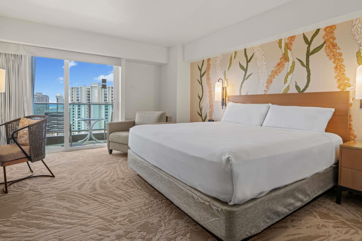 Premium bedding, in-room safe, desk, blackout curtains