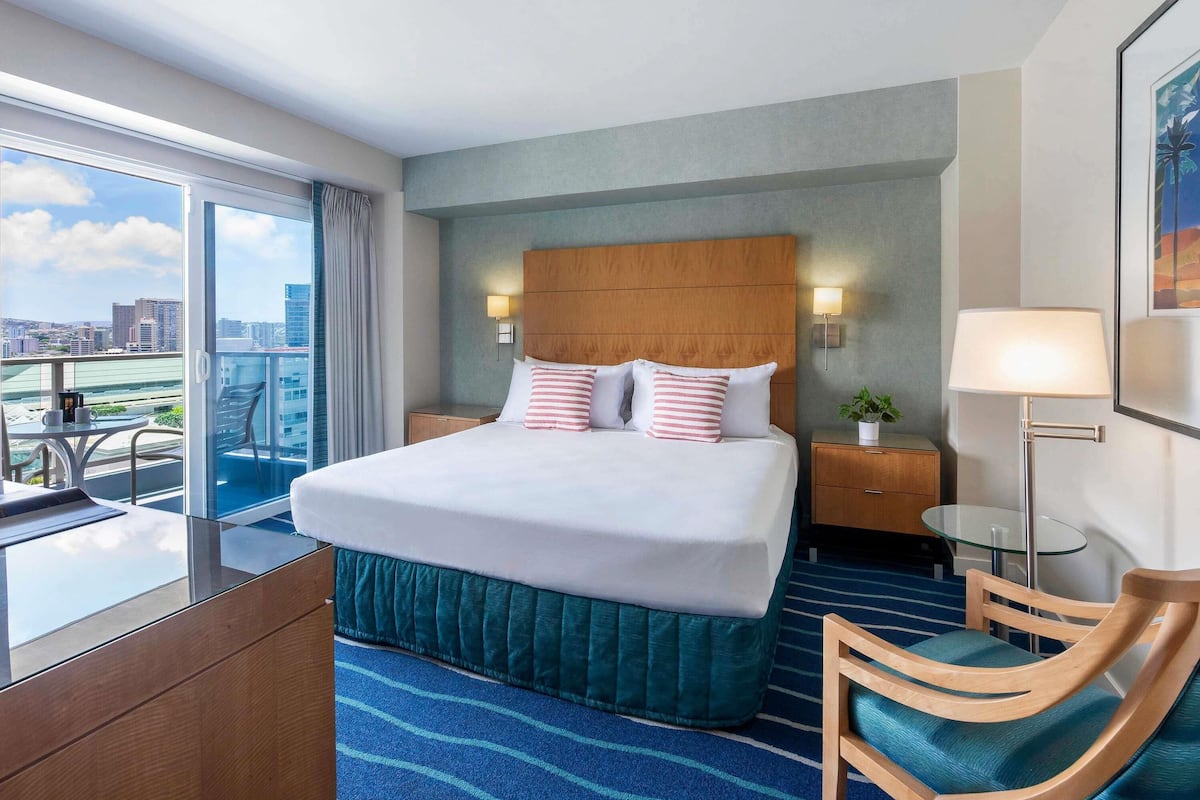 Premium bedding, in-room safe, desk, blackout curtains