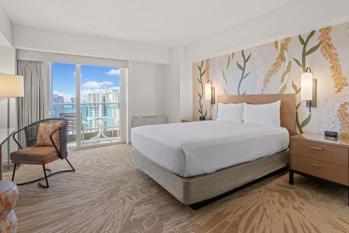 Waikiki Tower Partial Ocean View Room(Newly Renovated) | Literie de qualité supérieure, coffres-forts dans les chambres, bureau