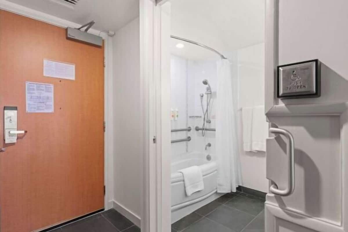 Amenidades de baño gratuitas, secadora de cabello, toallas