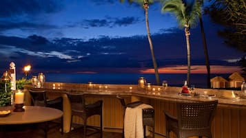 2 bars/lounges, een poolbar, een strandbar