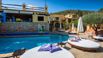 季节性开放的室外游泳池