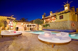 季节性开放的室外游泳池