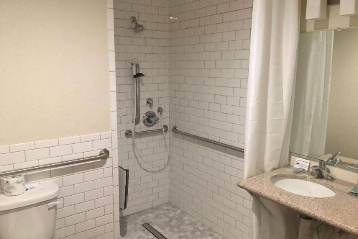 Bathroom | Hydromassage showerhead, free toiletries, hair dryer, towels