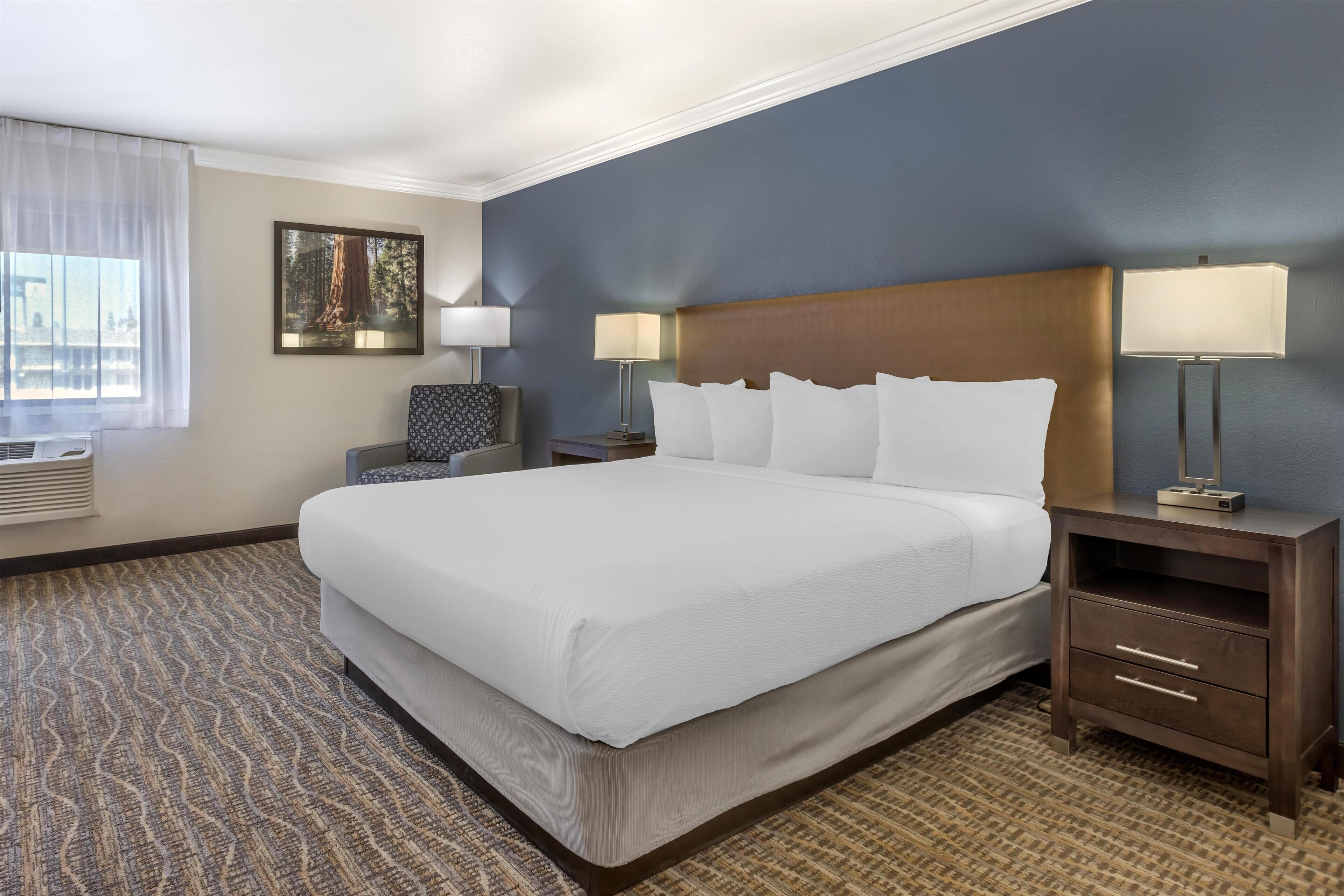 أغطية فراش متميزة ومكتب ومساحة عمل للكمبيوتر المحمول ومكواة/لوح كي