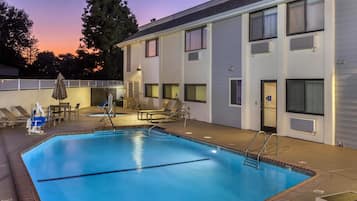 Una piscina al aire libre