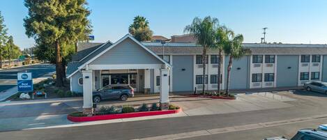 Un hotel con ingresso coperto, un parcheggio e un cartello che indica Best Western.