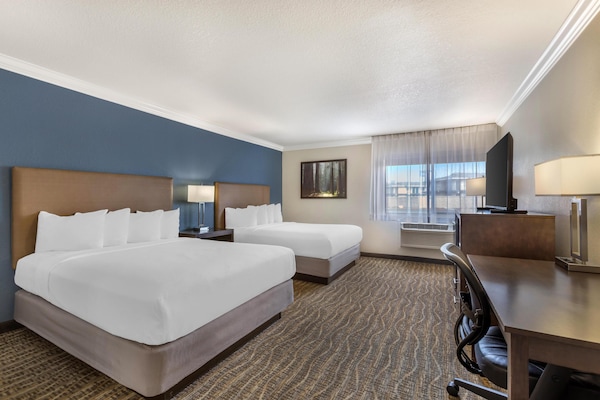 Standardværelse - 2 queensize-senge - ikke-ryger - køleskab og mikrobølgeovn | Premium-sengetøj, skrivebord, arbejdsområde til bærbare computere