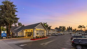 A Best Western hotel with a parking lot and a building entrance. - Best Western Town & Country Lodge (Tulare)