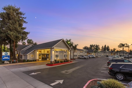 Exterior. Best Western Town & Country Lodge