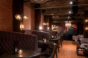 Lounge - Sheraton Cavalier Saskatoon Hotel (Saskatoon)