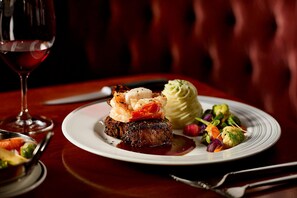 2 nhà hàng, phục vụ bữa sáng 