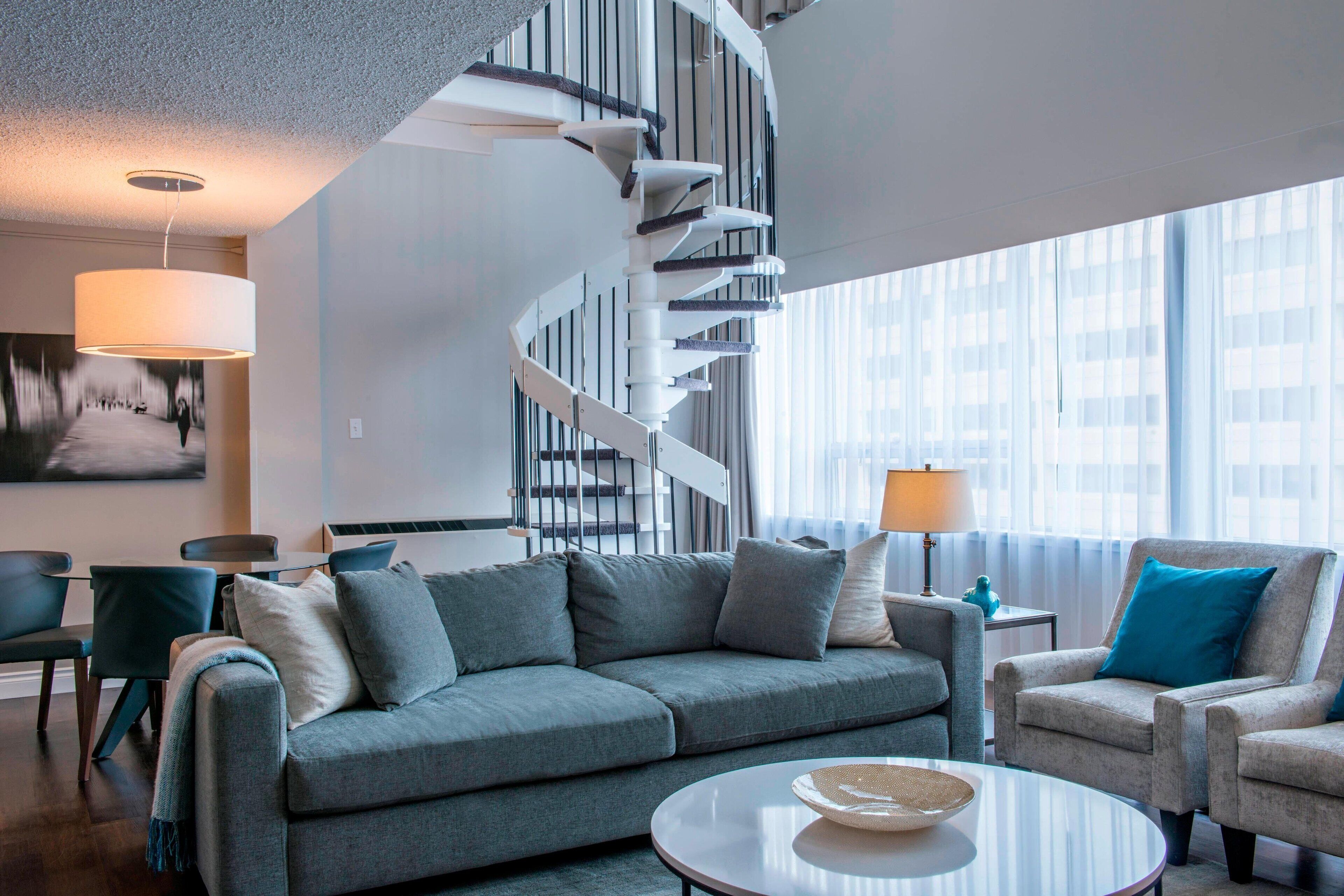 高档床上用品、迷你吧、客房内保险箱、办公桌