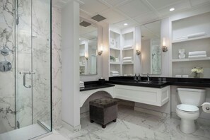 Shower, hair dryer, towels - Sheraton Cavalier Saskatoon Hotel (Saskatoon)