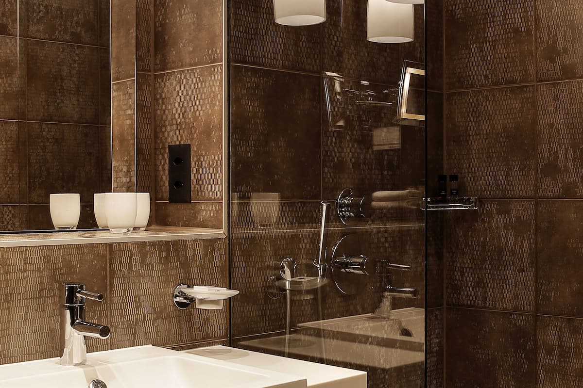 standard single room | bathroom | shower, free toiletries, hair dryer, bathrobes