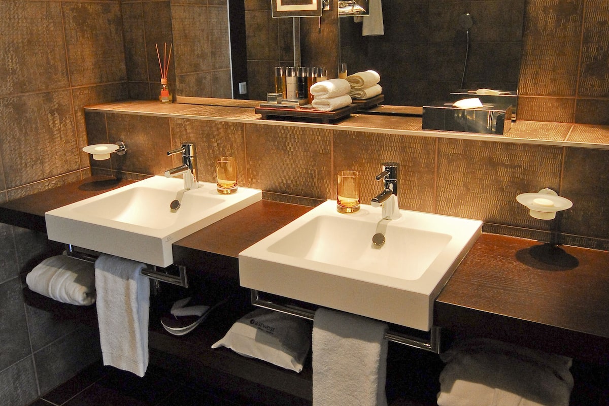 junior suite duplex | bathroom | shower, free toiletries, hair dryer, bathrobes