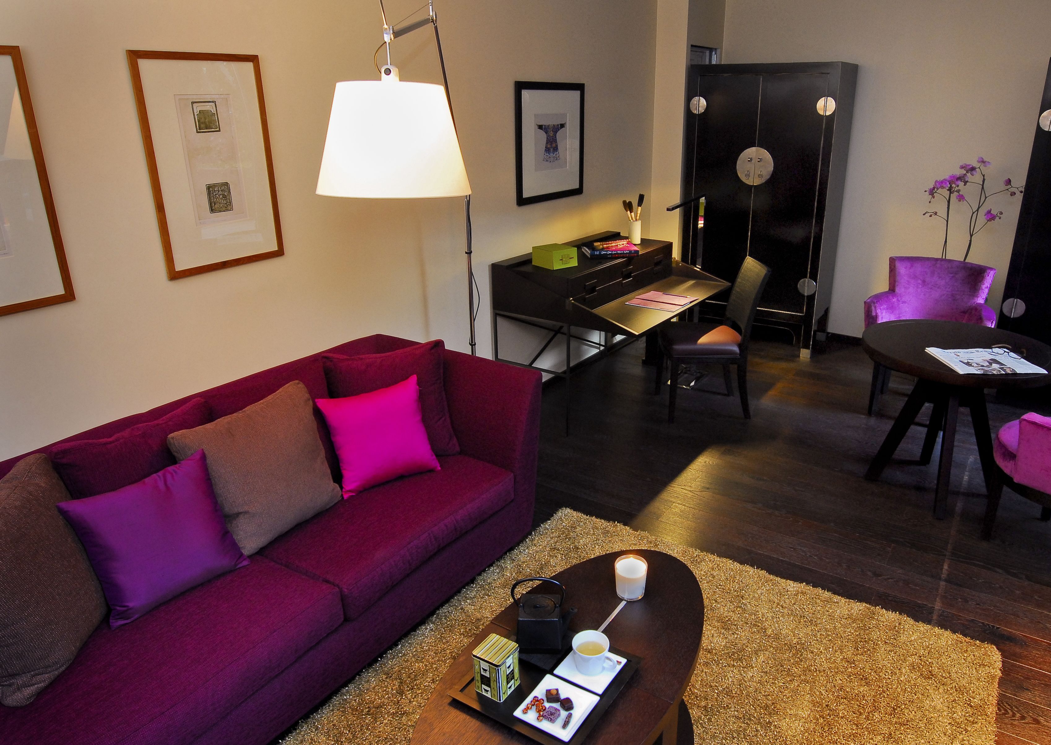 flat-screen tv, pay films