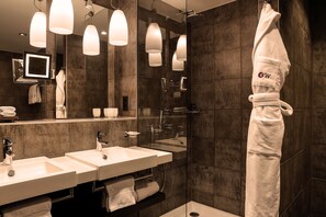 Junior Suite | Bathroom | Shower, free toiletries, hair dryer, bathrobes - Eastwest Hotel by Malone (Geneva)