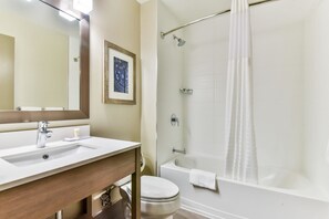 Ducha y bañera combinadas y artículos de higiene personal gratuitos
