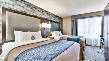 Escrivaninha, cortinas blackout, ferros/tábuas de passar roupa