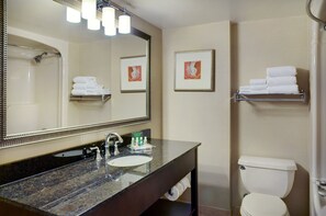 Ensemble douche/baignoire, articles de toilette gratuits, sèche-cheveux