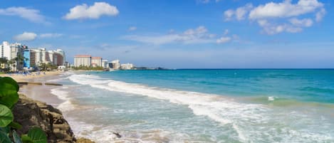 Una spiaggia nelle vicinanze