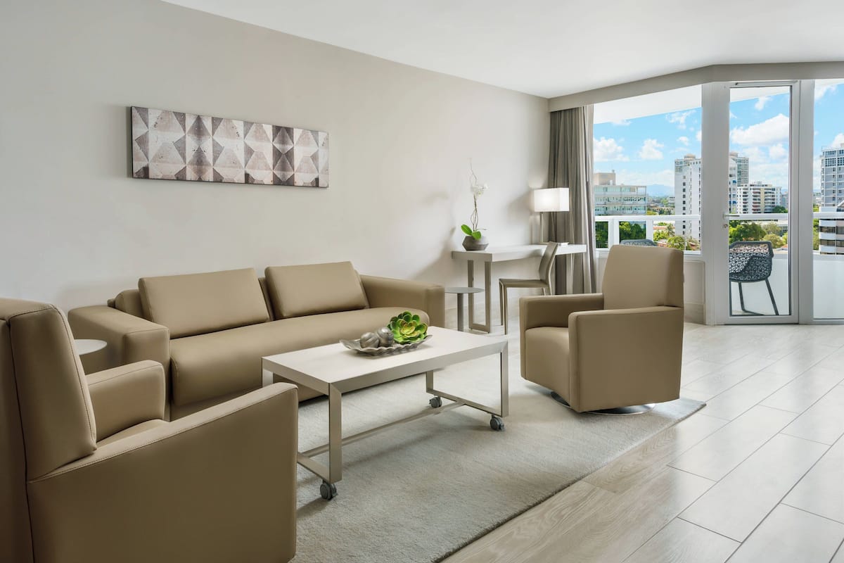1 habitación, caja de seguridad en la habitación y escritorio