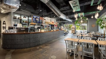 供應午餐和晚餐,西班牙料理