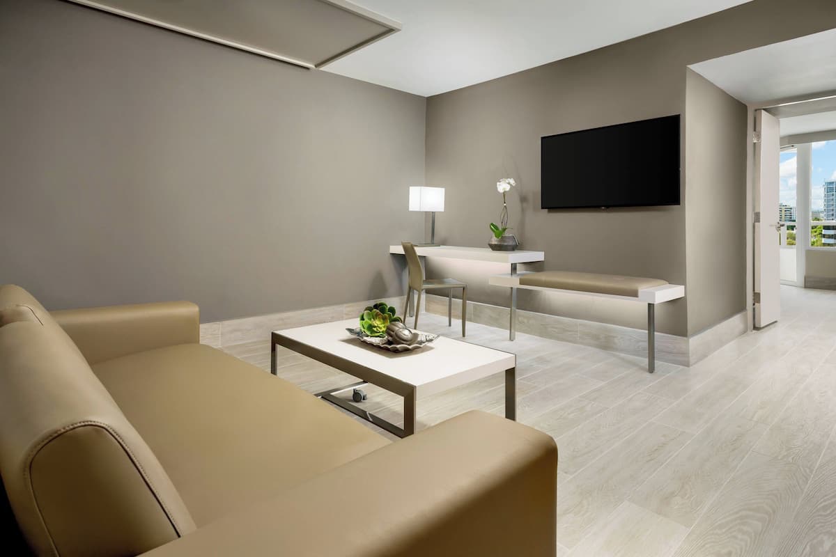 1 habitación, caja de seguridad en la habitación y escritorio