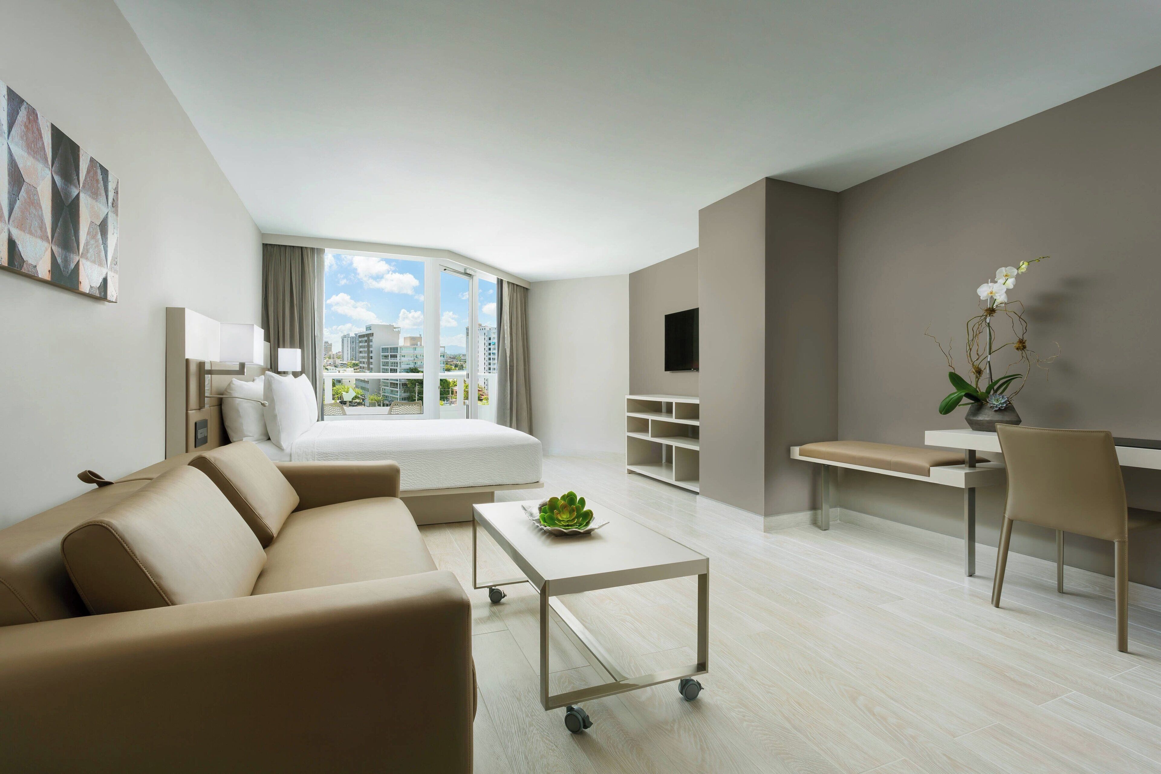 Phòng Executive, 1 giường cỡ king và sofa giường, ban công | Két bảo mật tại phòng, bàn, khu vực làm việc phù hợp cho laptop 