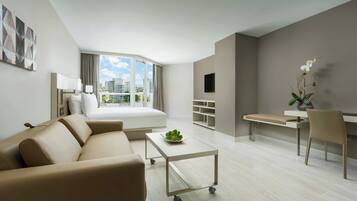 Phòng Executive, 1 giường cỡ king và sofa giường, ban công | Két bảo mật tại phòng, bàn, khu vực làm việc phù hợp cho laptop