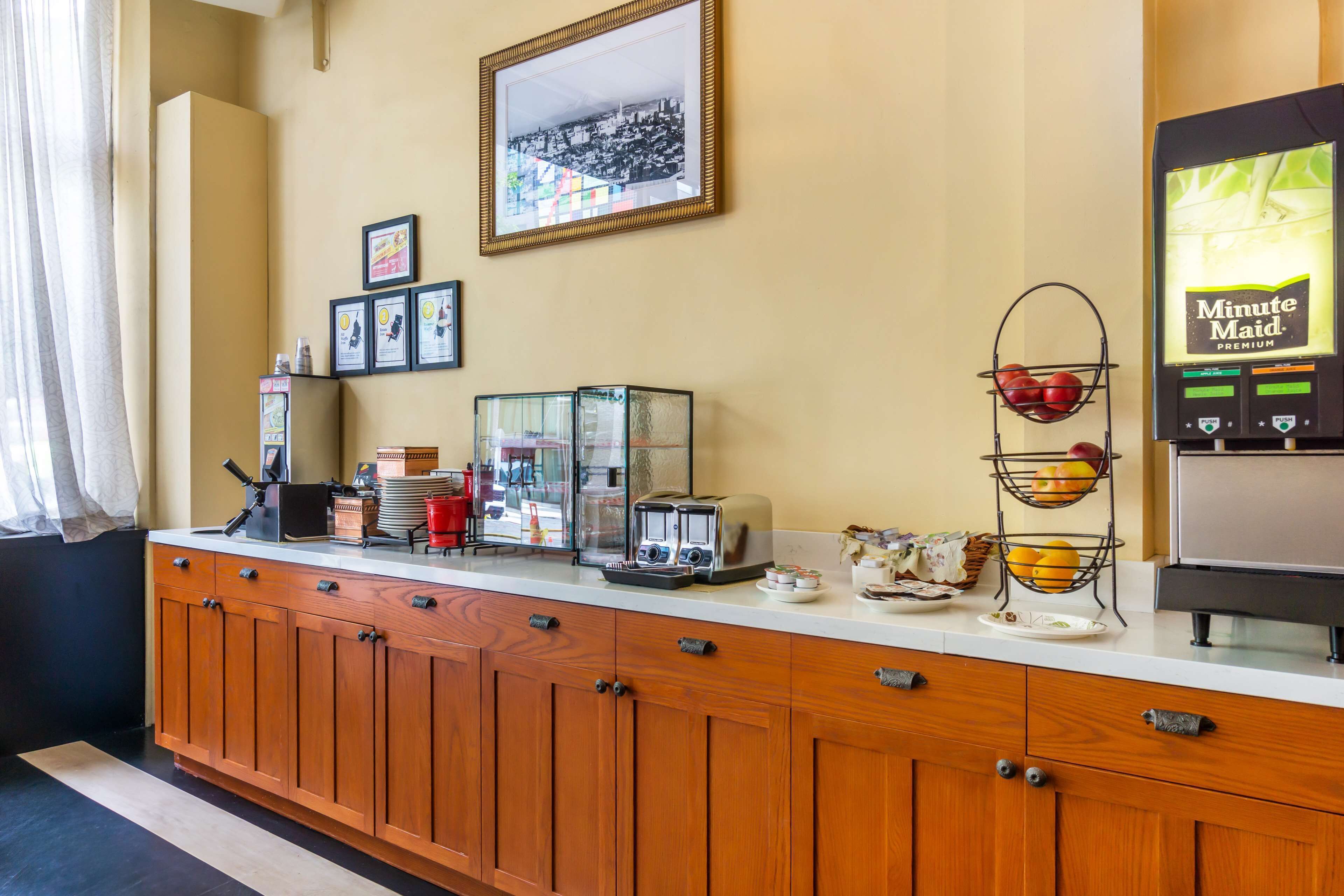 free daily continental breakfast