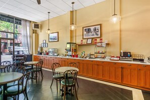 Sudah termasuk sarapan ala kontinental setiap hari