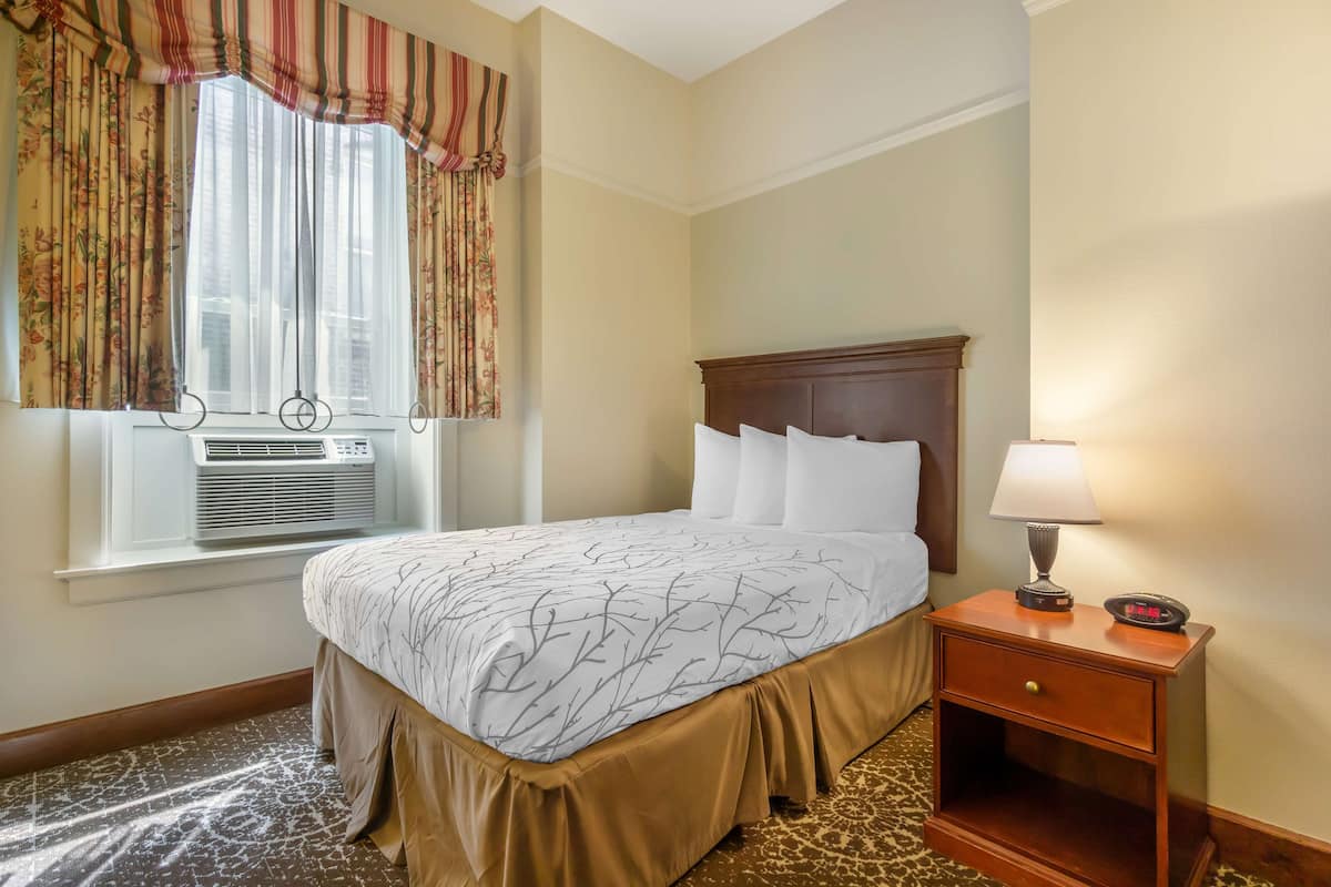 Premium bedding, in-room safe, desk, laptop workspace
