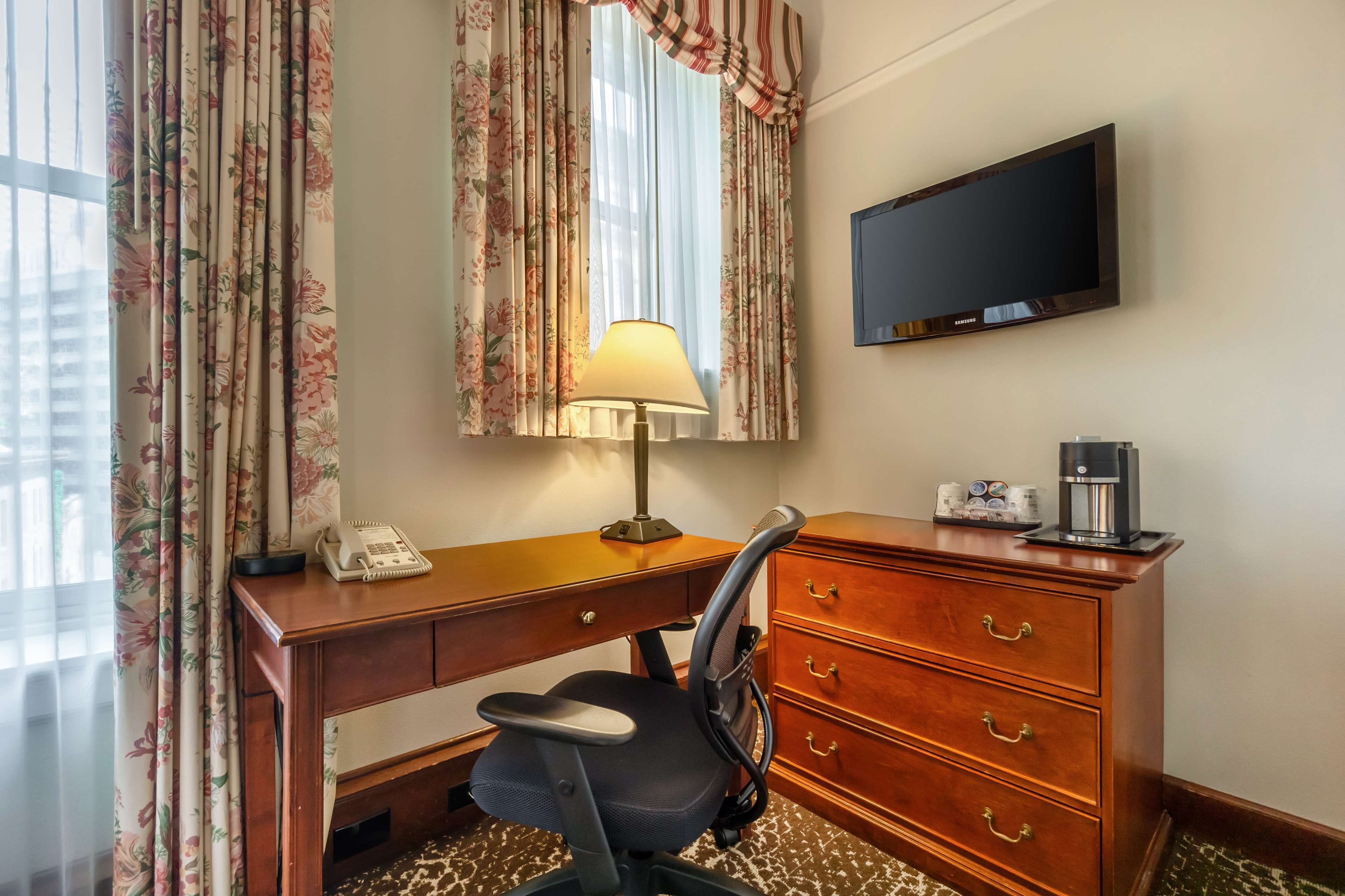 standard room, 1 queen bed, non smoking (small room) | 1 bedroom, premium bedding, in-room safe, desk