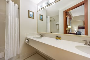 Combined shower/bathtub, designer toiletries, hair dryer, towels