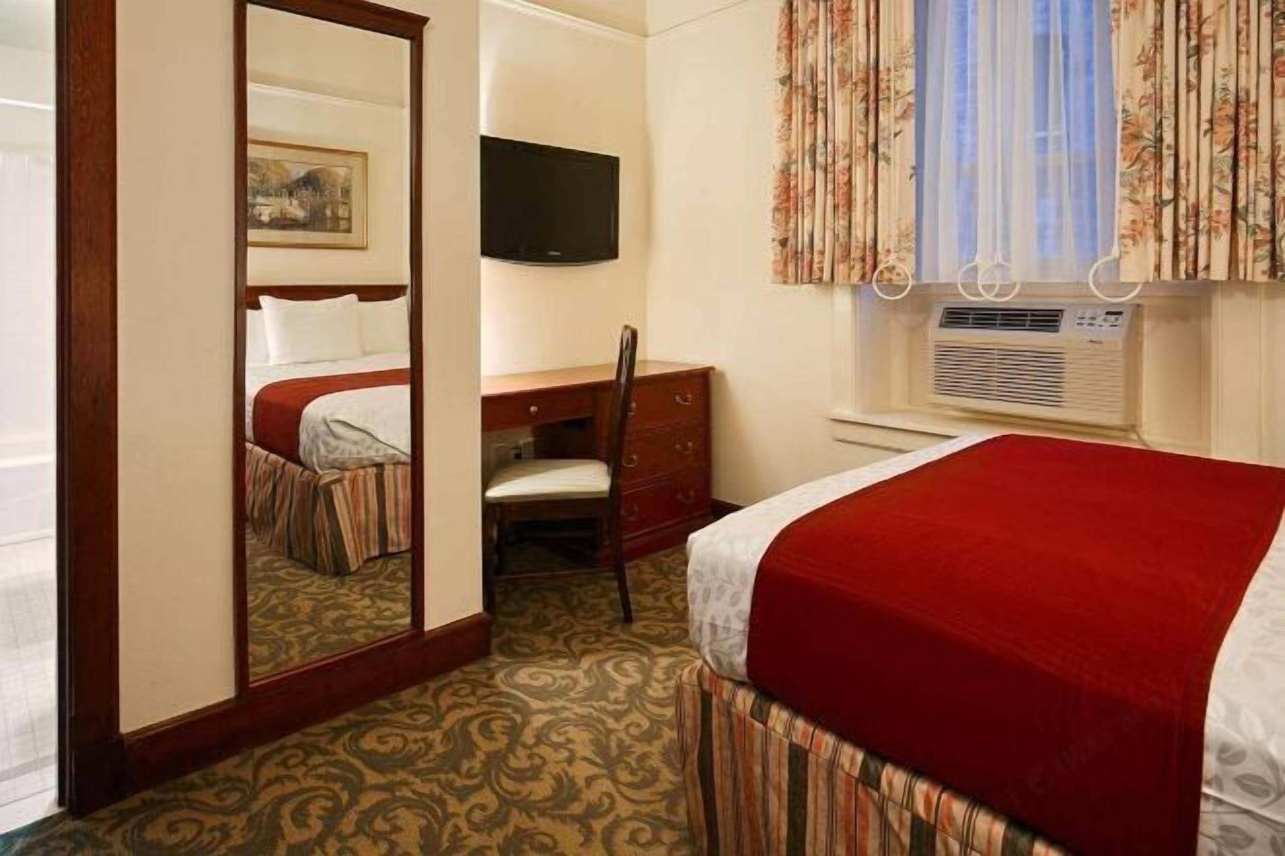 Hochwertige Bettwaren, Zimmersafe, Schreibtisch